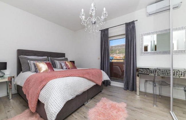 Charming Villa With Outdoor Pool, Bbq, and Sun Deck in Tranquil Kaštela Area - Foto 3