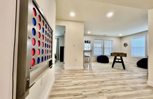 Beautiful NEW Ranch Home with a large deck and games - Foto 25