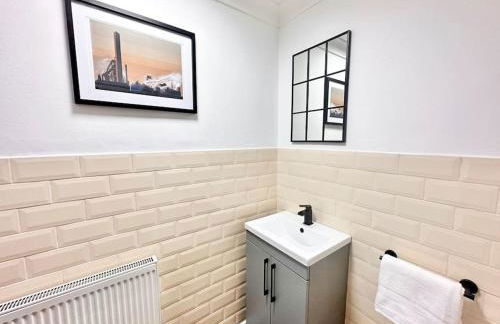 Steel Town Lodge - Contractor & Family Stay with Dart Board - Foto 21