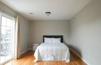 Newark Liberty Brick House - Private Bedroom 1 - Foto 21