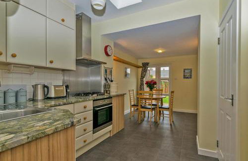 Cosy Cottage Close to East Beach, Shops, Restaurants and RAF base - Foto 1