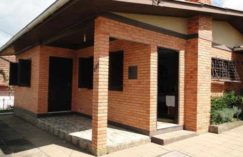 CASA COMPLETA, CENTRO, 4 Qtos, Wi-Fi, 130m quadrados, 4 Camas Casal, Churrasqueira e Apetrechos, Vasto Quintal e Varanda nos Fundos, 2 Banheiros, 9 Pessoas, Área Frontal, Garagem Coberta, Estacionamento Interno 2 Carros, Fogão a Lenha - Foto 1