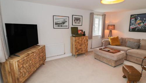 Silverstone Paddock Retreat - Photo 3