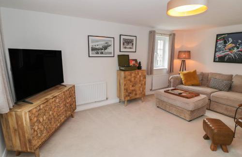 Silverstone Paddock Retreat - Photo 3