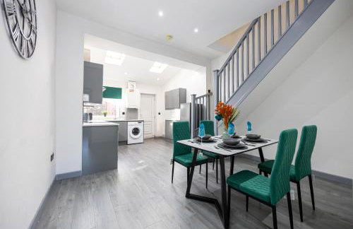 Bolton 2BR Cinema House, Free Parking, Fast WiFi, Comfortable Stay - Foto 3