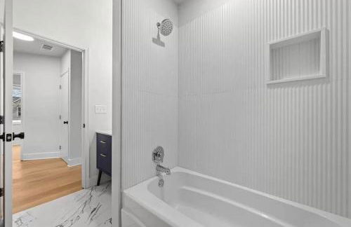 Hot Tub Amazing Location! Modern Ohio City Luxury 2 King Beds - Foto 18