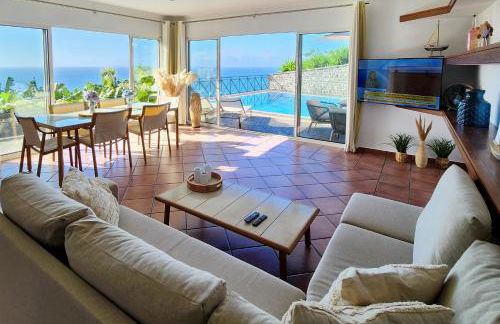 Villa Ocean Wave Calheta - Oversized Pool & Stunning Ocean Views - Photo 2
