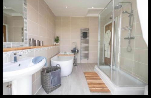 Stunning views, Hot tub, 5 mins to Chester - Photo 21