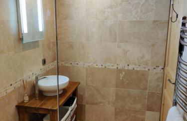 Spacious Ski Chalet In Traditional French Village, sleeps 8, Four Star with fibre broadband - Photo 7