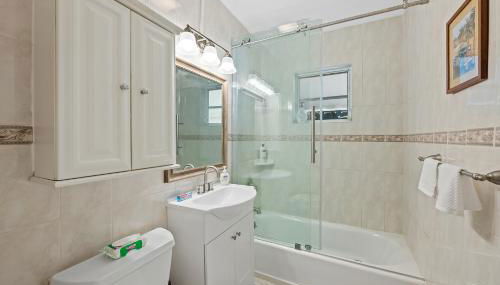 Comfy BNB w/ King Bed + Work/Travel + Beach 8 Min - Foto 4