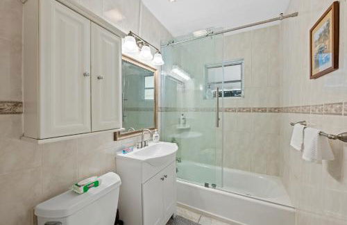 Comfy BNB w/ King Bed + Work/Travel + Beach 8 Min - Foto 4