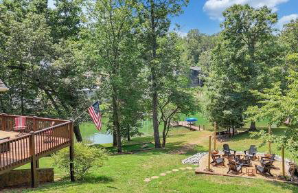 Lakefront 3BR with Dock, Fire Pit, Lawn Games, and Game Room - Foto 12