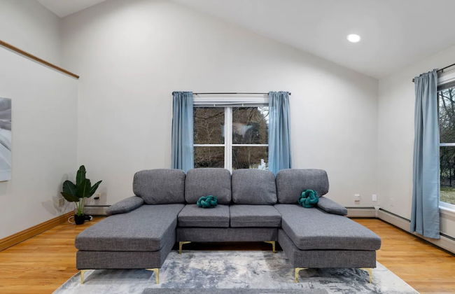 Cozy Fall Home With 4BR and Fireplace - Photo 10