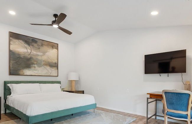 Spacious Family Home w Pool Hot Tub Large Yard - Photo 23