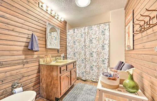 Spacious Syracuse Getaway with Waterfront Deck! - Foto 16