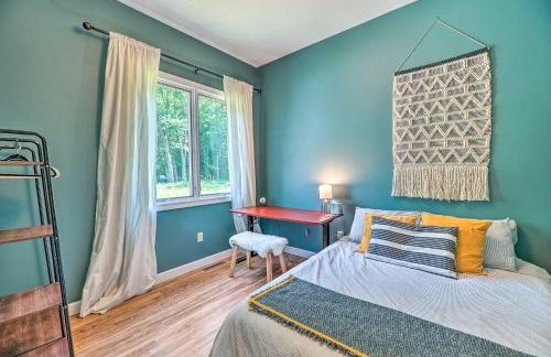 Cozy Whitehall Hideaway with Hot Tub and Chiminea! - Foto 20