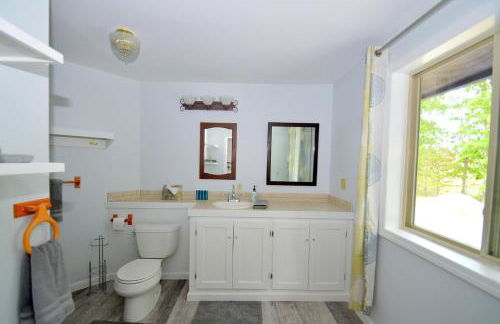 Black Bear Cabin - Fire Pit, Grill, View, Pet Friendly, Fireplace, King Bed, Wifi, Game Room - Foto 13