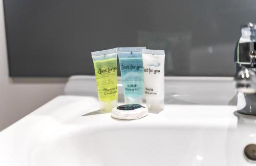 Stylish Two Bedroom Apartment - Secure Parking & Balcony 9MC - Photo 18