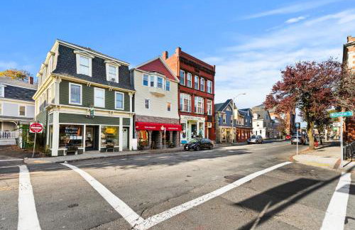 Downtown Beverly Apartment 8 Minutes to Salem and has King Beds - Photo 18