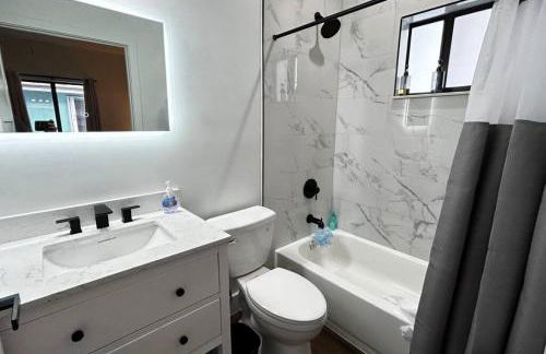 Sunny Delight Home Near Airport - Foto 41