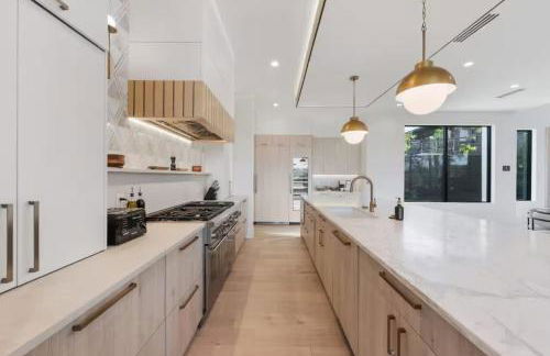 Barton Springs Luxe Heated Pool Spa Sleeps 16 - Photo 31