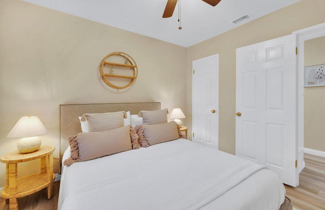 Designer Coastal Paradise w Pool - Steps to Beach - Foto 45