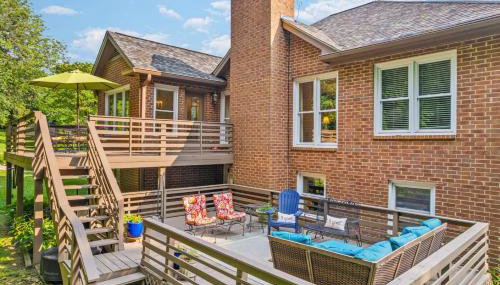 Updated and Spacious Home with Huge Yard Office and Decks - Foto 5