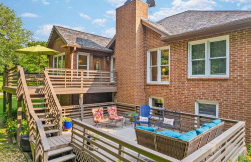 Updated and Spacious Home with Huge Yard Office and Decks - Foto 5