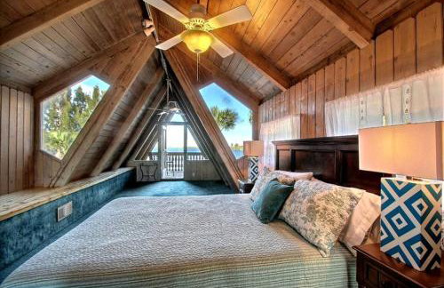 Beautifully Decorated Waterfront Chalet Rental in Grant, Florida - Photo 6