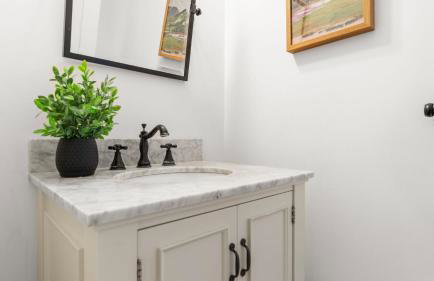 Modern Berkshires Farmhouse w Porch Fireplace Views Beaver Creek by AvantStay - Foto 35