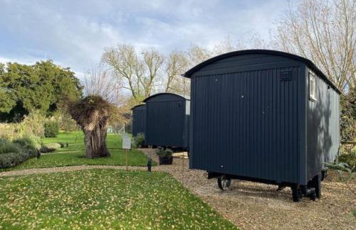 The Red Lion - Shepherd Huts - Photo 3