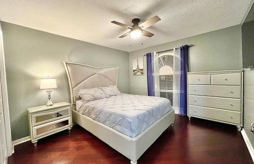 Wellington Pool House With Spa and Putting Green - Foto 17