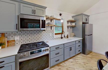 Cozy Berkshires Cabin with Lake, Beach, Hot Tub, Fireplace - The Wilde BNB - Foto 8