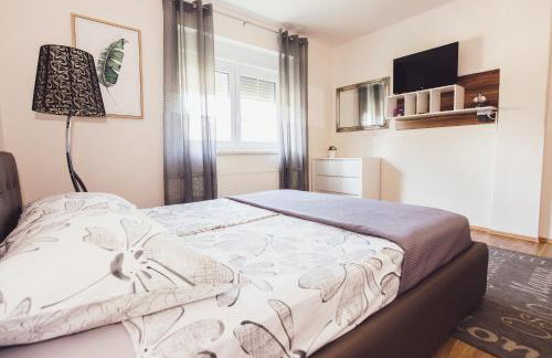 Kuća za odmor BARBARELLA - prostrani 2BR apartman, parking & WiFi - Foto 9