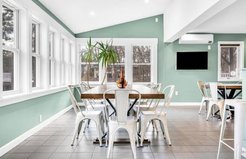 Maine Pondfront Home Sleeps 22 - Pool & Hot Tub - Photo 9