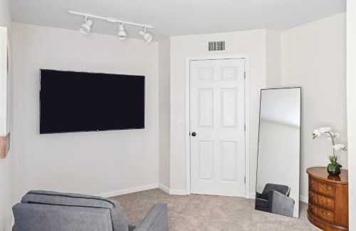 New Renovated 5BD Home with Hot Tub Sauna & Game Rm - Foto 16