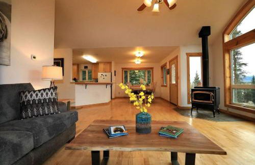 3 Bedroom Home with Amazing Views 11 mi from Denali - Photo 2