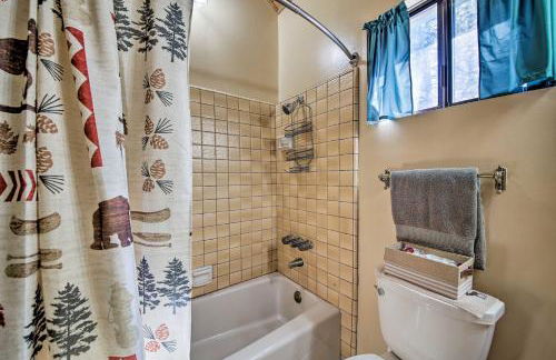 Spacious Lake Arrowhead Home with 2 Decks and Views - Foto 11