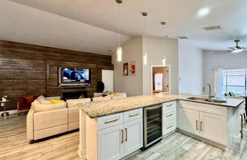 Modern 4BR 2BA with pool in gated community - Foto 2