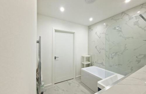 The Romford Luxe Haven - Fully Furnished 2BR - Foto 8