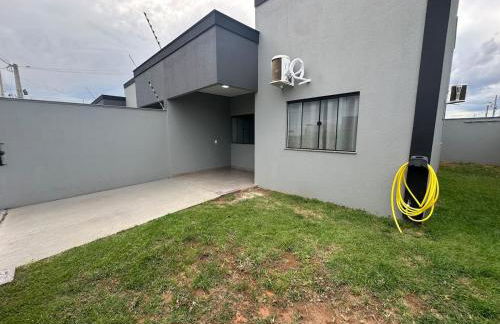 Casa vaga 2 carros ou caminhonete, 2 quartos, espaçosa, completa para 8 pessoas - Foto 2