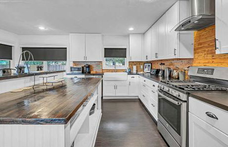 New-The Mod Poppy Large home 10 minutes from it all - Photo 4