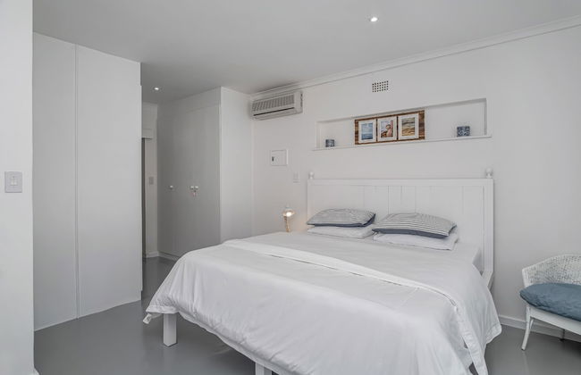 Unwind in Coastal Charm at Villa Santorini - Photo 19