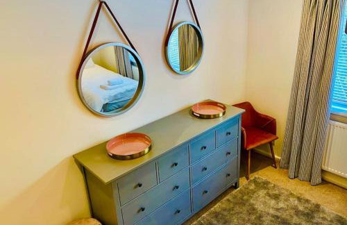 Spacious home with panoramic sea view, free parking EV & large garden - Photo 19