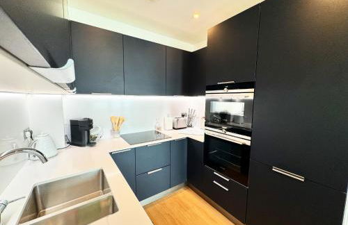 Stunning Beach Front Apartment with Sea views, FREE Parking & Balcony - Foto 13