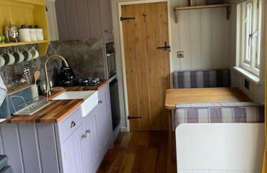The Old Post Office - Luxurious Shepherds Hut 'Far From the Madding Crowd' based in rural Dorset. - Photo 3