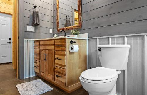 Pole Barn - Rustic 1BR Family Retreat with Open Views - Foto 35