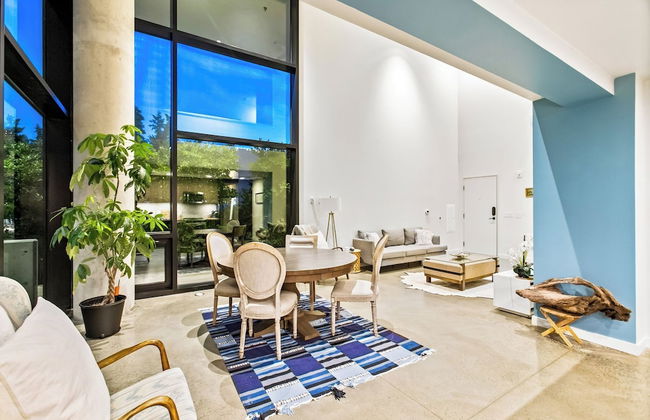 Airy and Open Corner Loft - 92 Walkscore - Photo 13