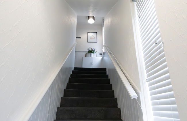 2-bed Flat, Wishaw, Free Parking, Family-friendly - Photo 30