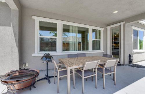 4 Mi to The Streets of Brentwood Home with Fire Pit - Foto 3